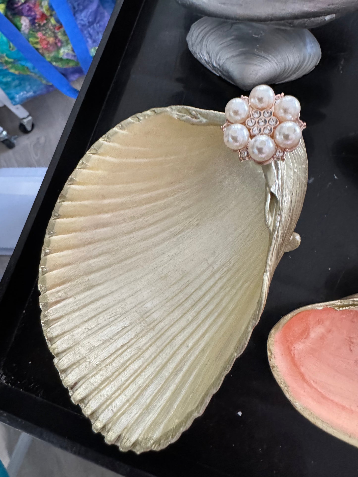 Single light yellow cockle dish