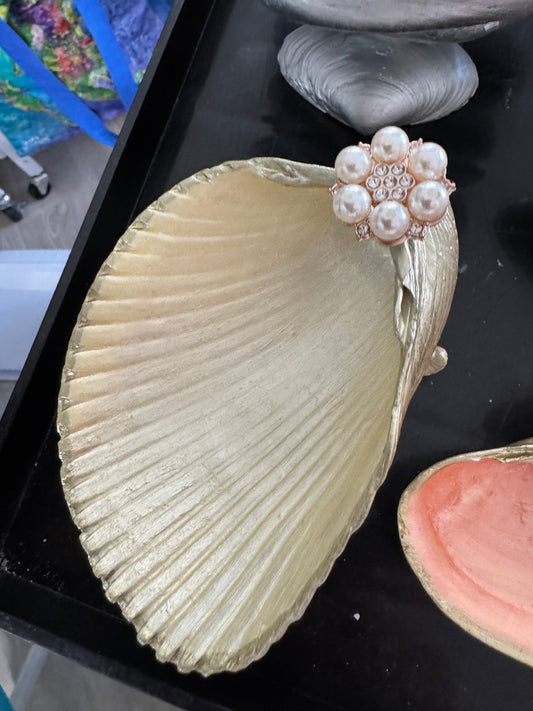 Single light yellow cockle dish