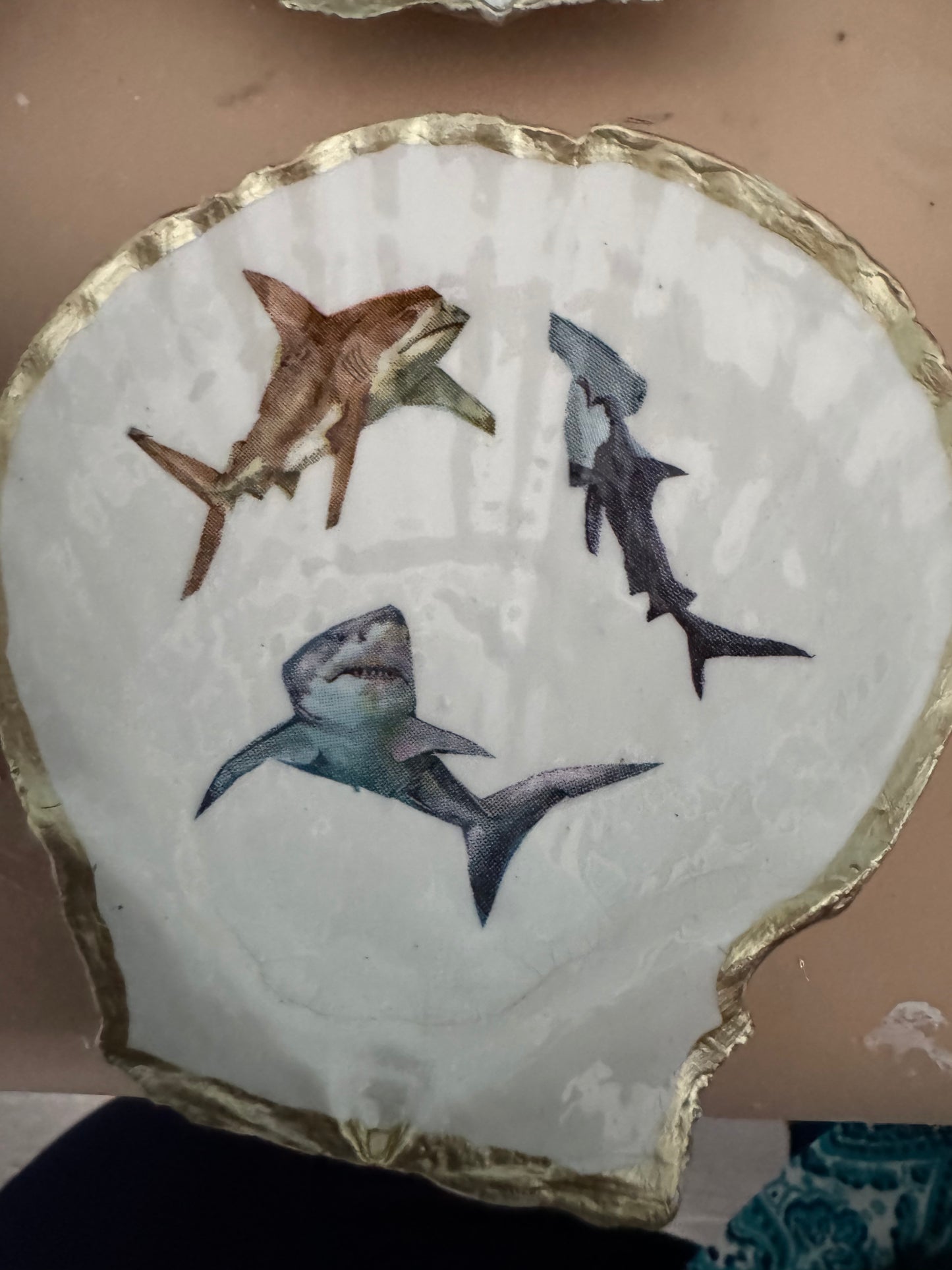 Trinket Shell three sharks ￼