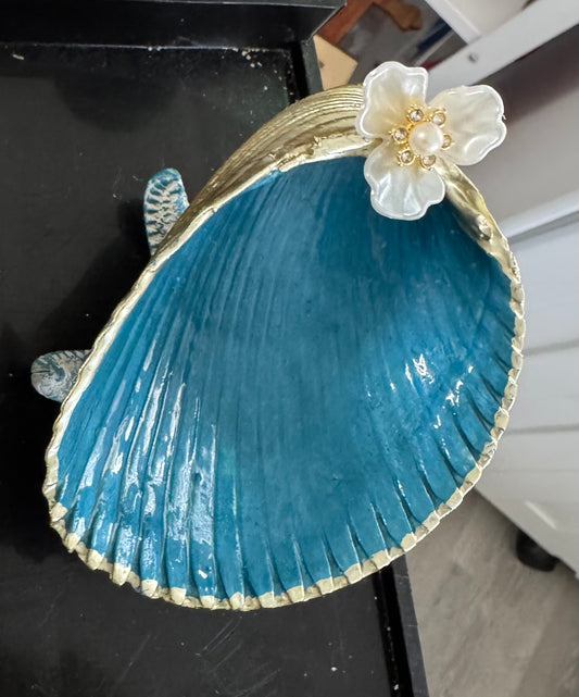 Single blue cockle dish